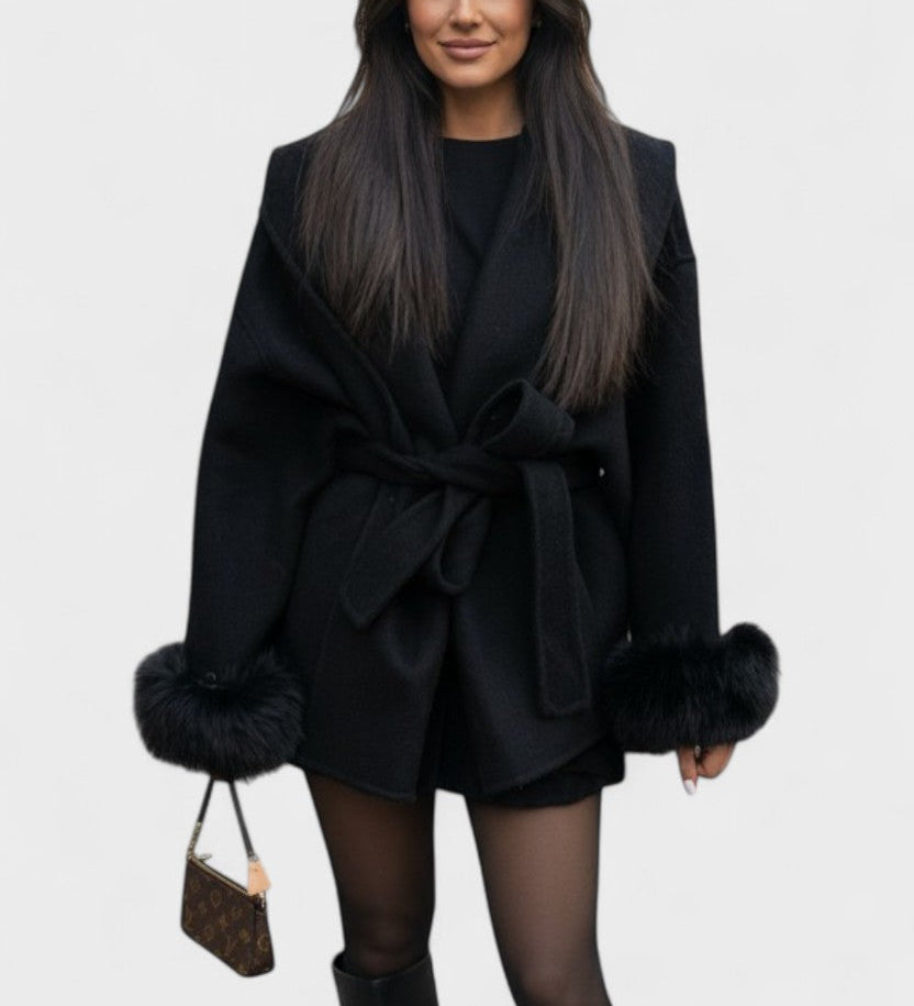 Dagmar™ | Elegant kappa med ekologisk päls