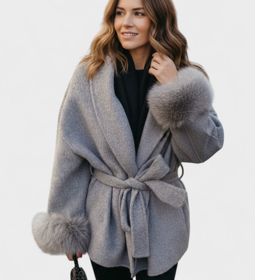 Dagmar™ | Elegant kappa med ekologisk päls