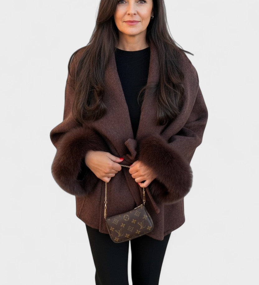 Dagmar™ | Elegant kappa med ekologisk päls