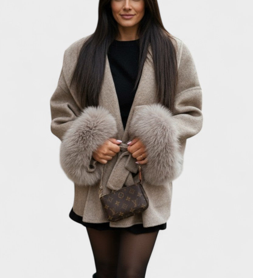 Dagmar™ | Elegant kappa med ekologisk päls