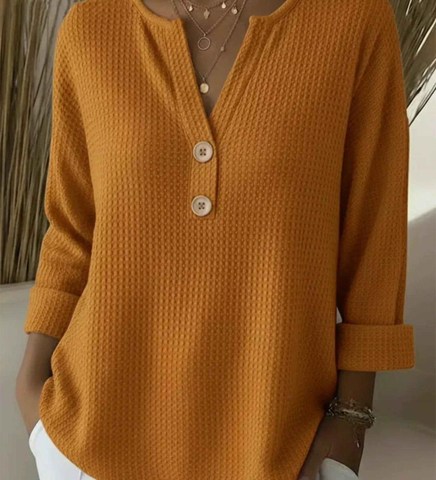Lucia | Henley T-shirt med Prägling och Knappar